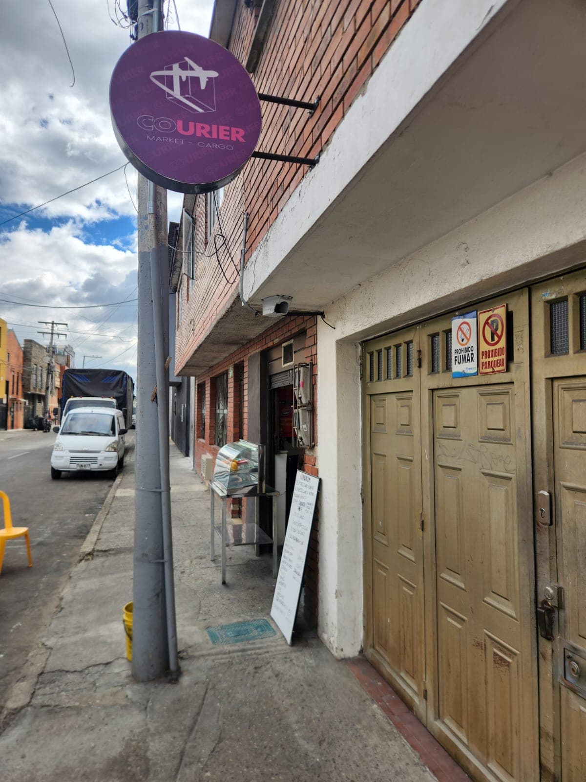 Fachada de la bodega de Courier Cargo Market en el barrio Las Ferias, Bogotá